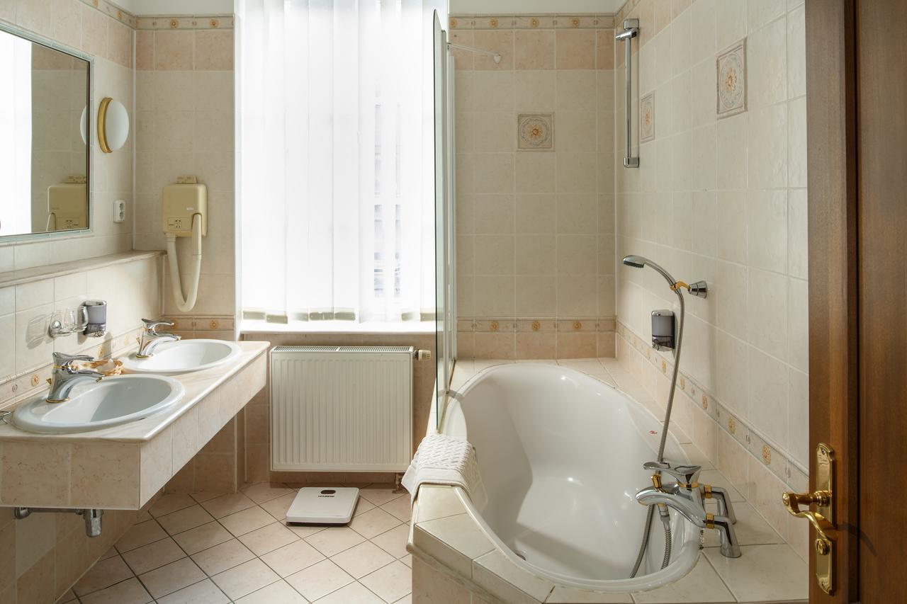 Lazensky Hotel Moskevsky Dvur كارلوفي فاري المظهر الخارجي الصورة